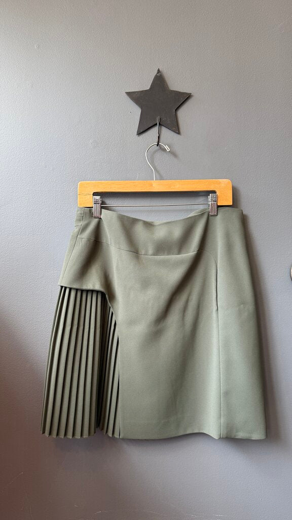 Buckle Detail Pleated Skirt