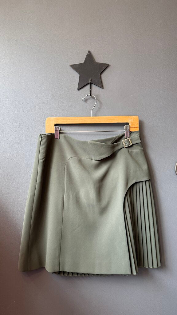 Buckle Detail Pleated Skirt