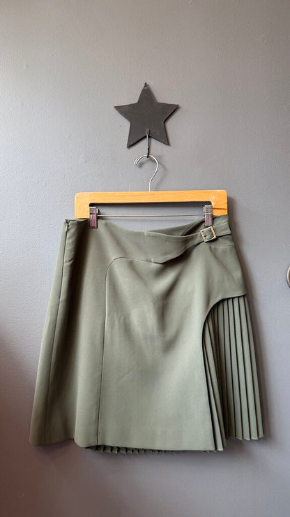 Buckle Detail Pleated Skirt