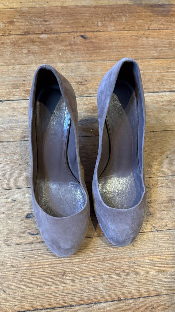 Suede Round Toe Pumps