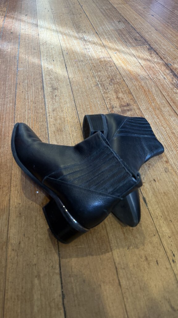 Leather Pointed Booties