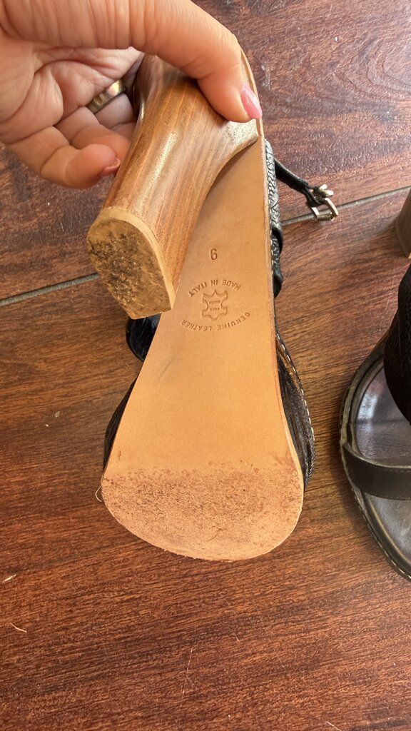 Wooded Heeled Leather Sandals